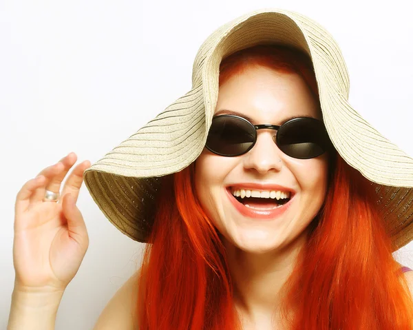 Модная женщина в солнцезащитных очках и шляпе . — стоковое фото