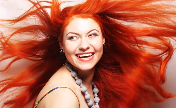 Mujer con el pelo rojo largo que fluye — Foto de Stock