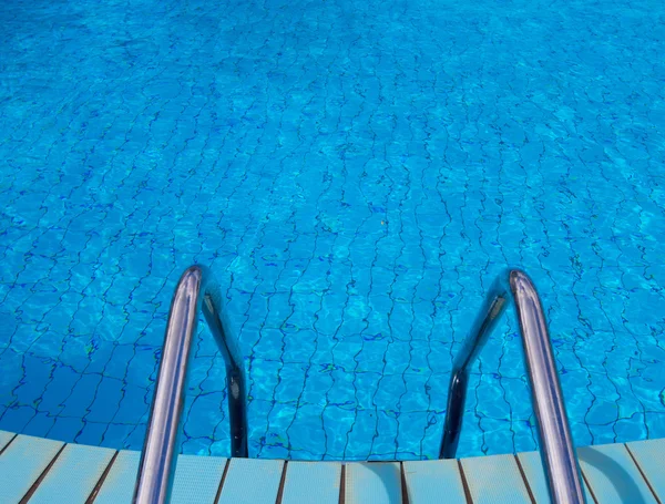 Piscina con escalera — Foto de Stock