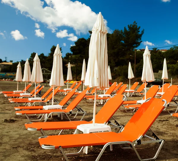 Sunchairs with  umbrellas on beautiful  beach — Stock Photo, Image