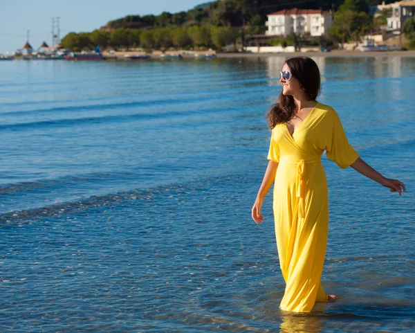 Женщина с длинным желтым платьем — стоковое фото