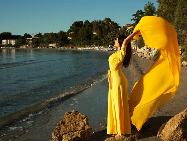 해변에 노란색 드레스 여자. — 스톡 사진