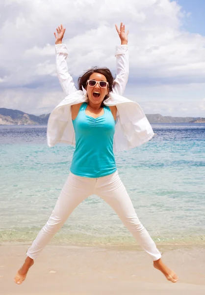 Glückliches Mädchen springt auf den Strand — Stockfoto