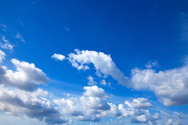 Ciel bleu avec nuages gros plan — Photo