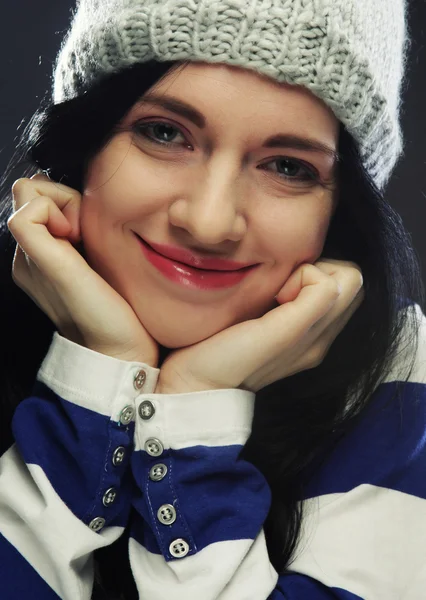 Jonge vrouw in grappige winter hoed — Stockfoto