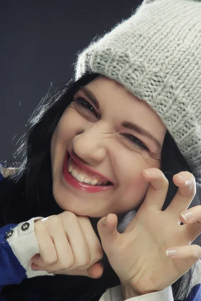 Mujer joven en sombrero de invierno divertido — Foto de Stock