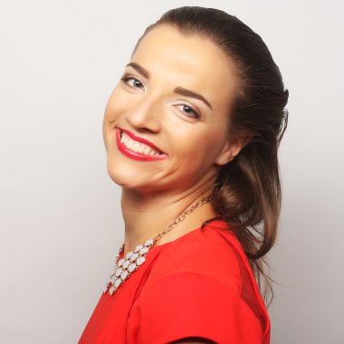 Kırmızı elbiseli genç mutlu kadın