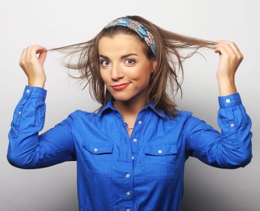 Güzel, genç, şaşkın kadın.