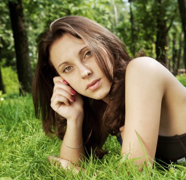 çimenlerin üzerinde genç gülümseyen kadın