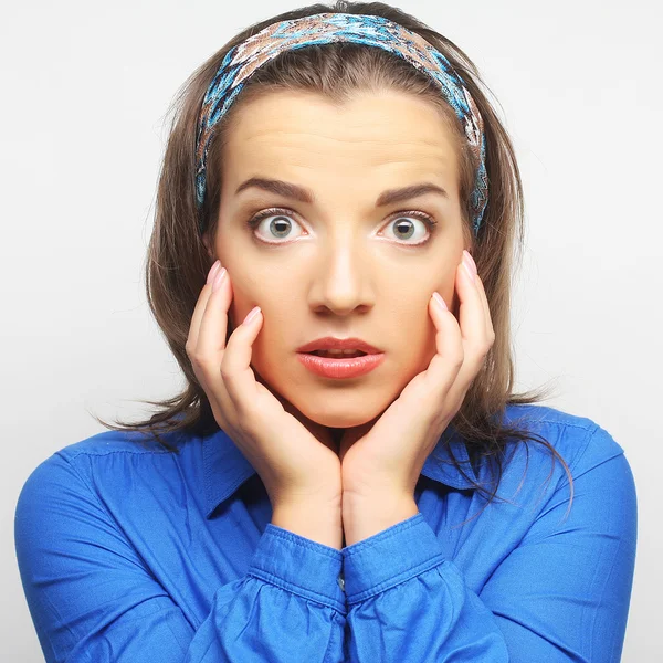 Beautiful young surprised woman. — Stock Photo, Image