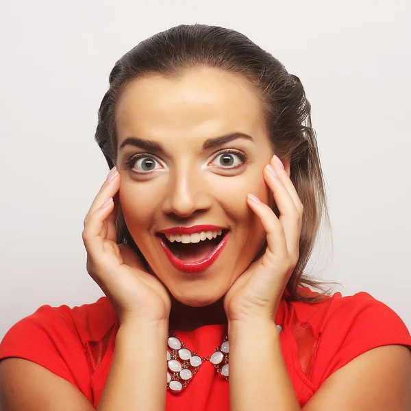 Jovem mulher feliz em vestido vermelho — Fotografia de Stock