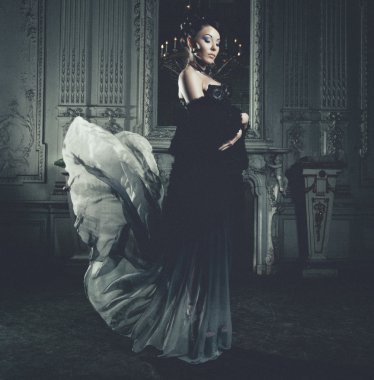 Saray odasında uçan elbisesi olan zarif bir kadın.