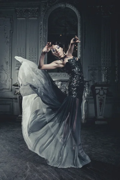 Mulher elegância com vestido voador na sala do palácio — Fotografia de Stock