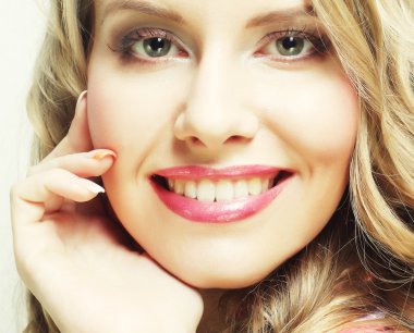 Gülümseyen ve gülen sarışın kız