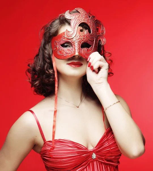 Kırmızı gizemli bir maske ile genç kadın — Stok fotoğraf