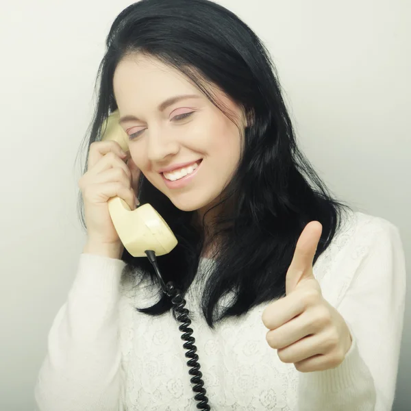 Mujer feliz joven con teléfono vintage —  Fotos de Stock