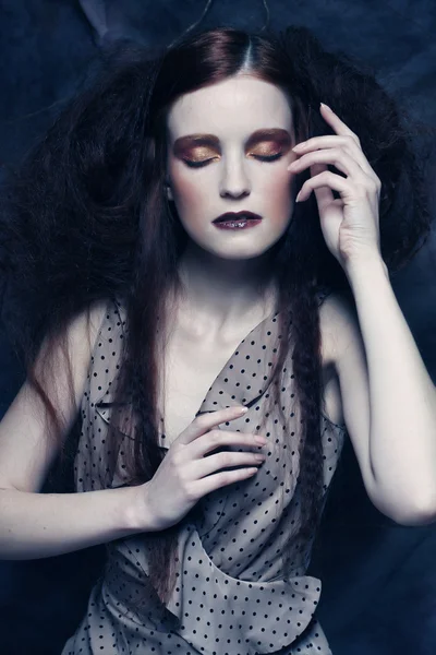 Roux femme avec lumineux créatif maquillage — Photo