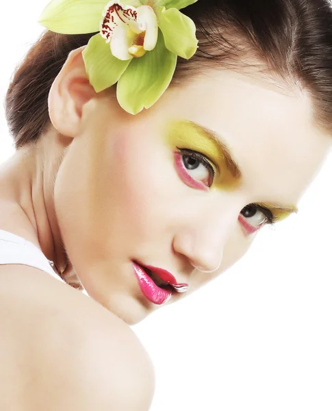 Bella ragazza elegante con fiore di orchidea nei capelli . — Foto Stock