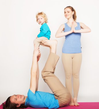 Anne, baba ve oğul yoga yaparken