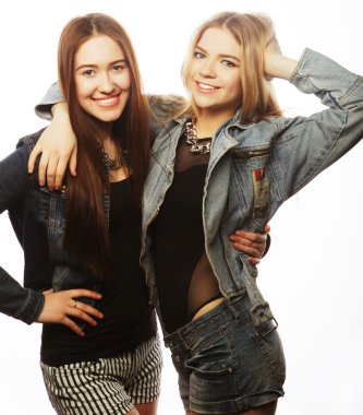 İki genç kız arkadaşlar eğlenmeye.