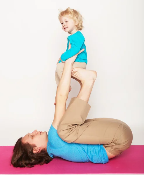 Father  holding his little son on his feet — Stock Photo, Image