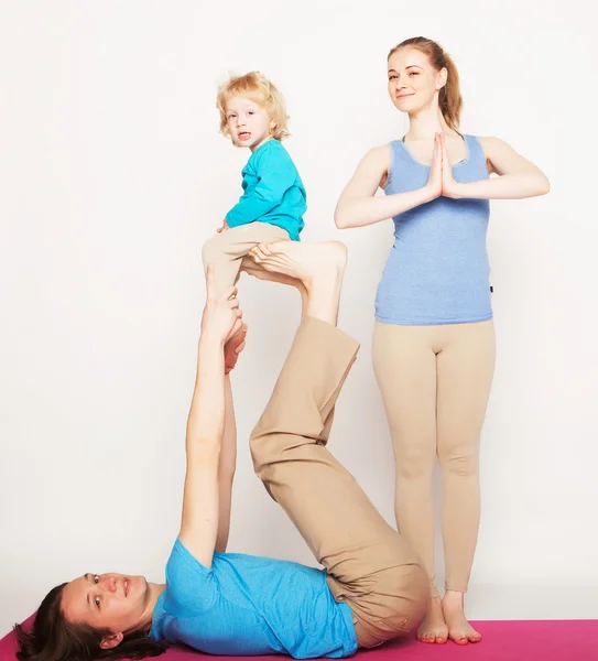 Mãe, pai e filho fazendo ioga — Fotografia de Stock