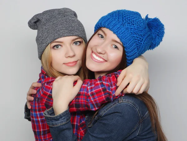 Dos chicas hipster sexy con estilo mejores amigos —  Fotos de Stock