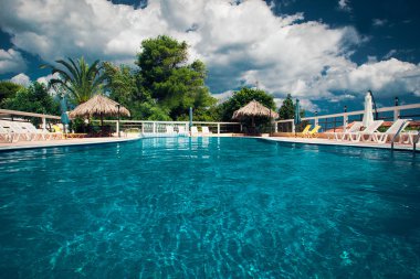 Otelde merdivenli havuz.