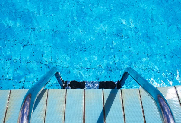 Zwembad met trap — Stockfoto