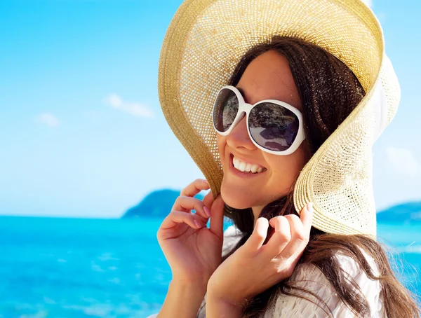 Glückliche Frau mit Hut am Strand — Stockfoto