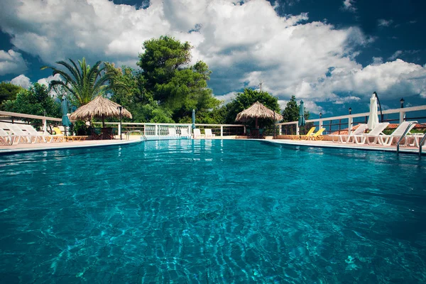 Pool med trappa på hotellet — Stockfoto