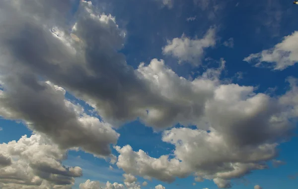 Cielo azul con nubes de primer plano — Foto de Stock