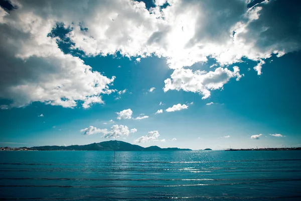 Hermoso mar y nubes cielo — Foto de Stock