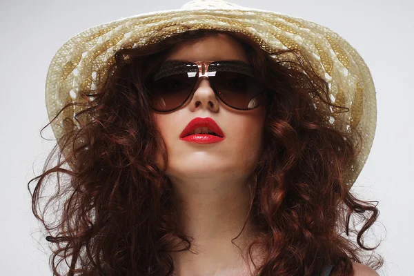 Young surprised woman wearing hat and sunglasses — Stock Photo, Image