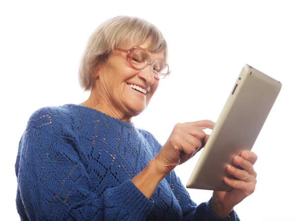 Ipadを使用してシニア幸せな女性 — ストック写真