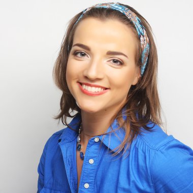 Güzel, genç, şaşkın kadın.