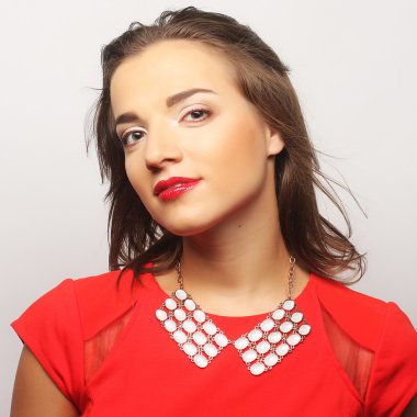 Kırmızı elbiseli genç mutlu kadın