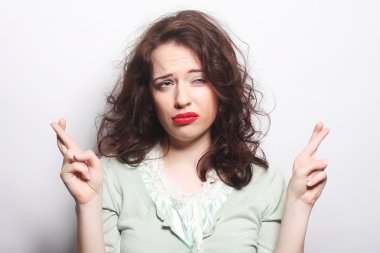 Başarılı kız başparmağını iki eliyle kaldırır.