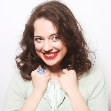 Güzel, genç, şaşkın kadın.