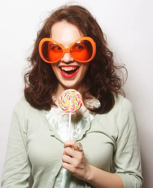 Mujer feliz joven con grandes gafas de sol naranjas —  Fotos de Stock