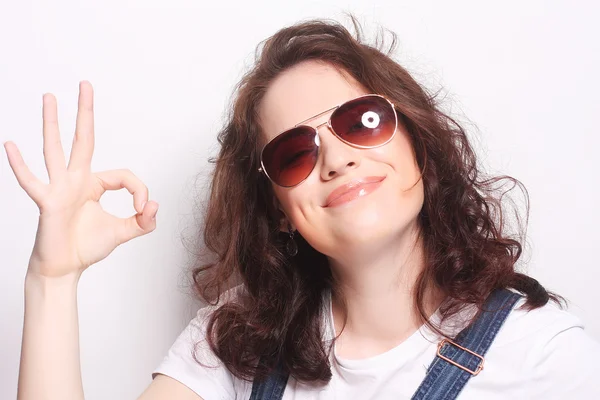 Erfolgreiches Mädchen gibt Daumen hoch mit zwei Händen — Stockfoto