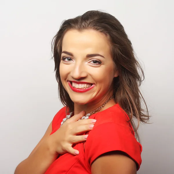 Jovem mulher feliz em vestido vermelho — Fotografia de Stock