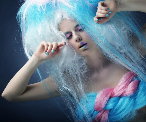 Meisje met heldere kleurrijke make-up — Stockfoto