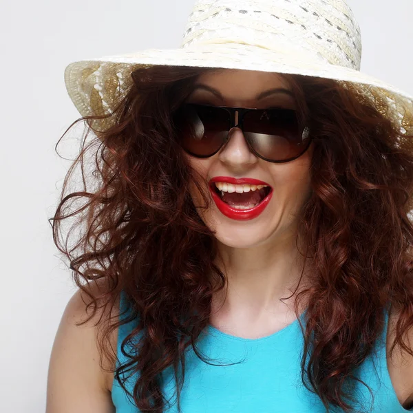 Mujer joven sorprendida con sombrero y gafas de sol — Foto de Stock