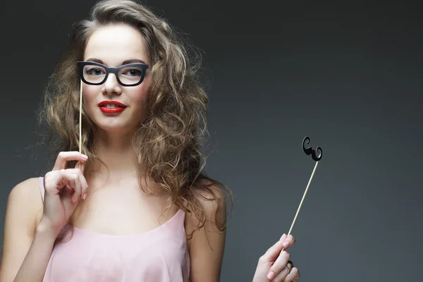 Jeunes femmes ludiques tenant des lunettes de fête . — Photo