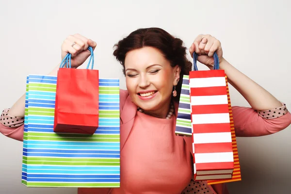 Mooie jonge vrouw met gekleurde shopping tassen — Stockfoto