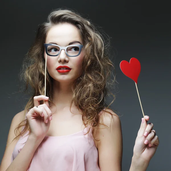 Mujeres jóvenes sosteniendo unas gafas de fiesta . —  Fotos de Stock