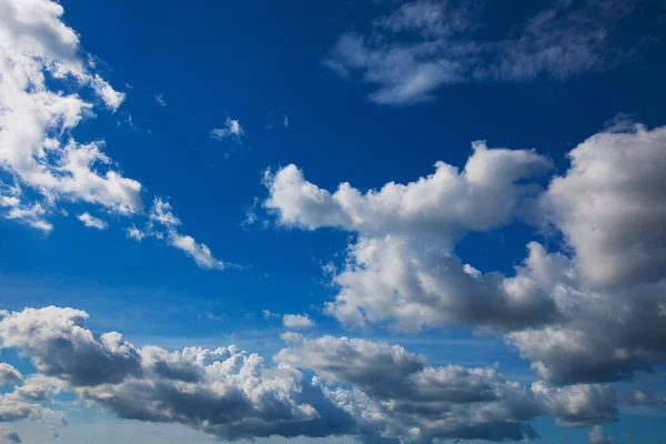 Ciel bleu avec nuages gros plan — Photo