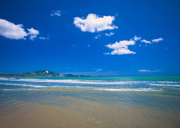 Playa de arena en verano día soleado — Foto de Stock