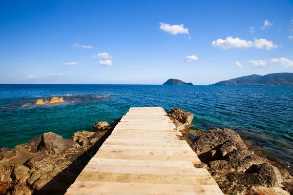 Puente de madera - mar, verano . — Foto de Stock